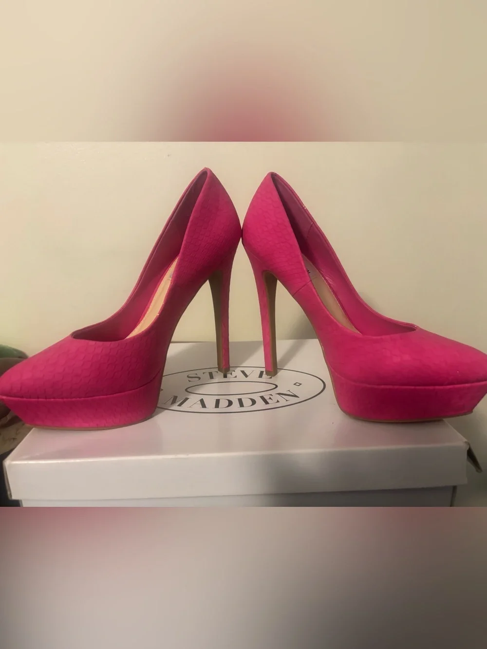 Steve Madden Pink Textured Pointed-Toe Pumps Giant Fushia snake skin